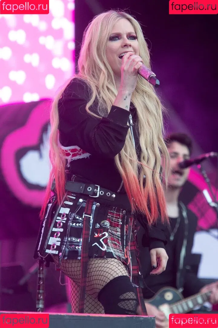 Avril Lavigne / AvrilLavigne Onlyfans Photo Gallery 