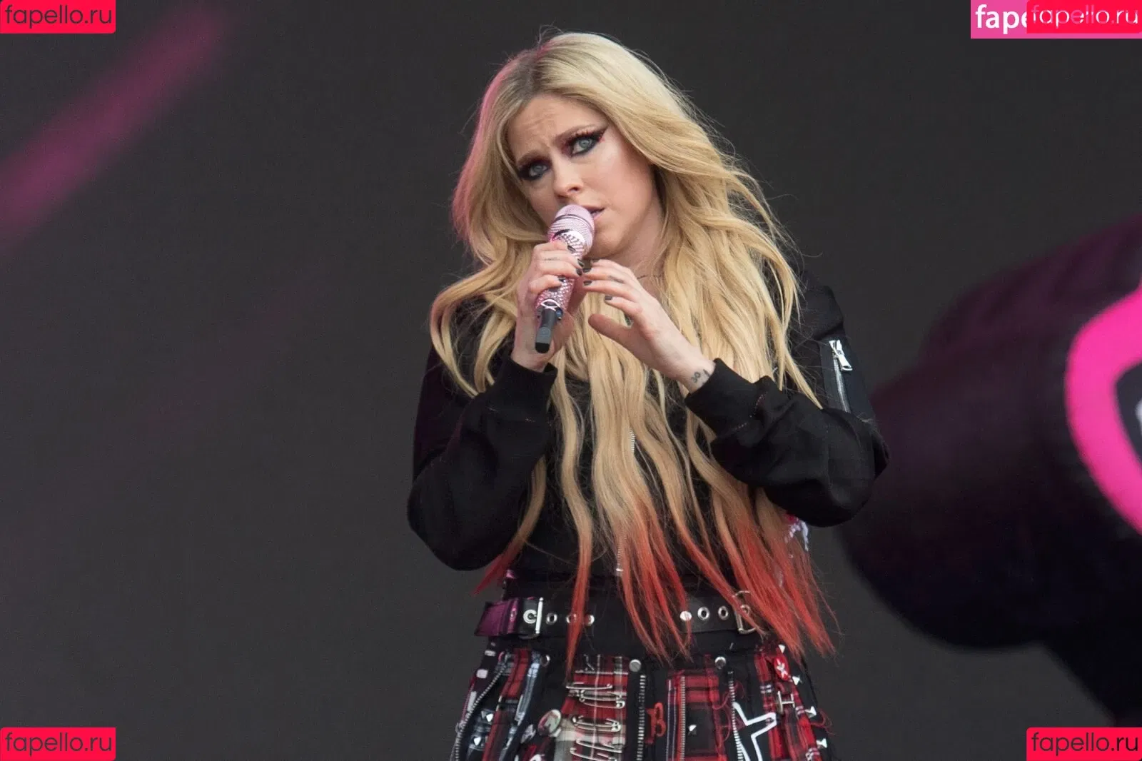 Avril Lavigne / AvrilLavigne Onlyfans Photo Gallery 