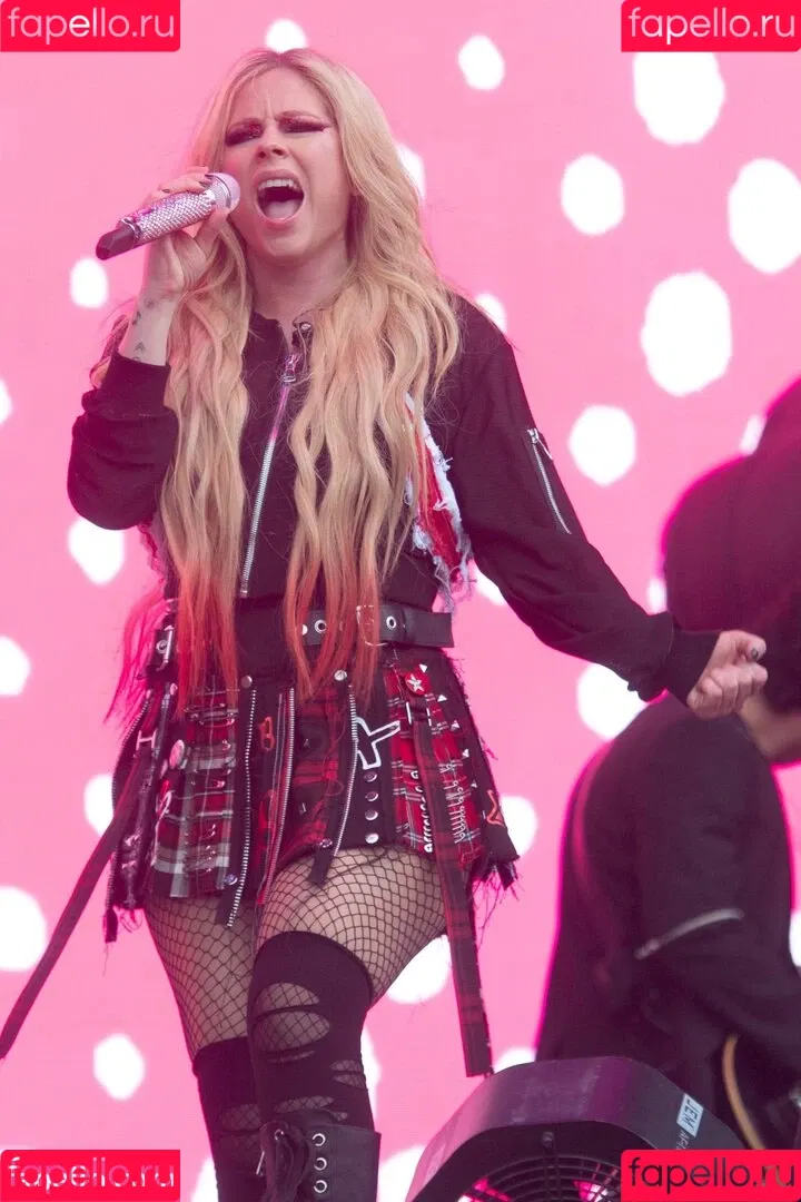 Avril Lavigne / AvrilLavigne Onlyfans Photo Gallery 