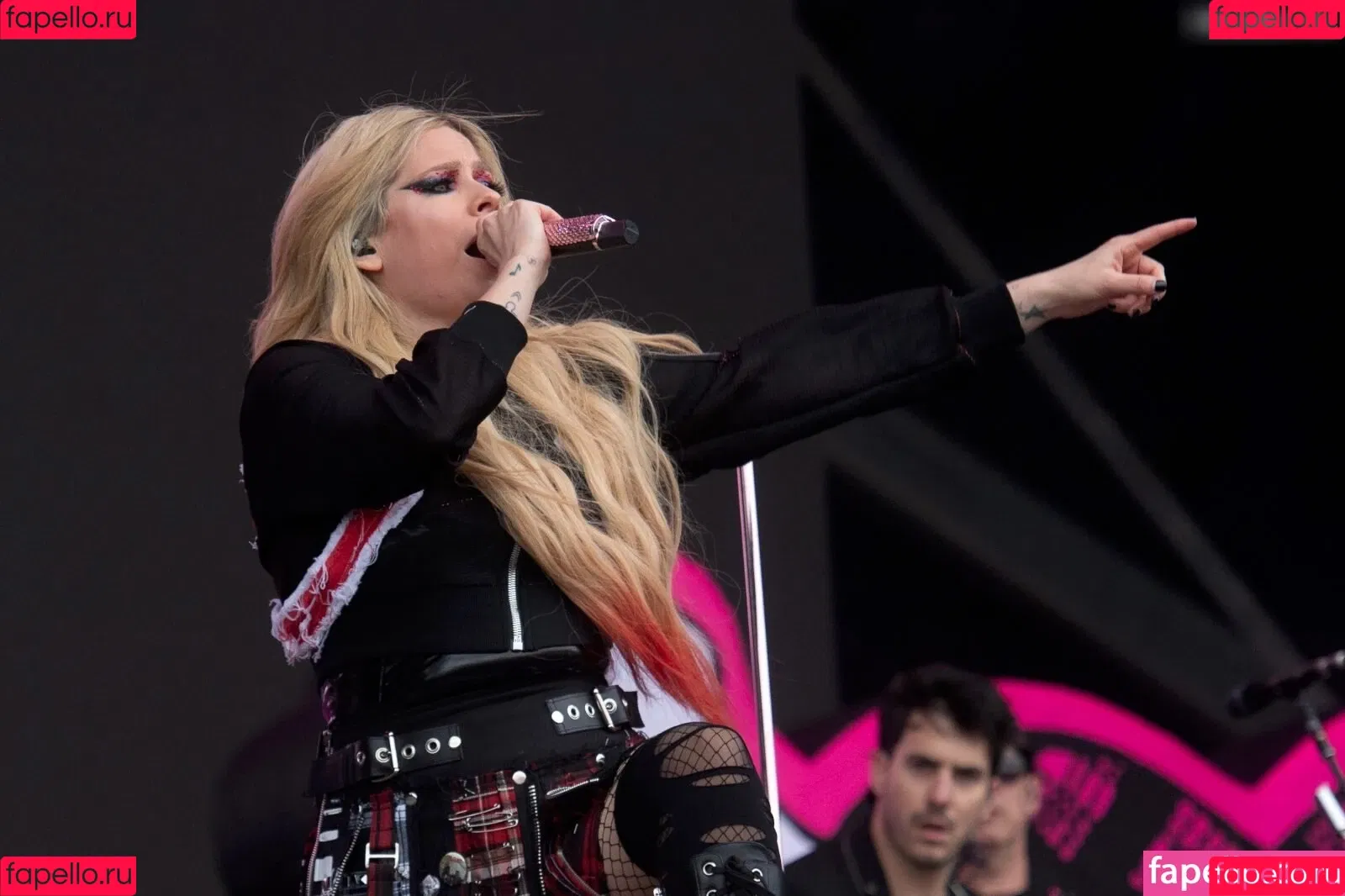 Avril Lavigne / AvrilLavigne Onlyfans Photo Gallery 