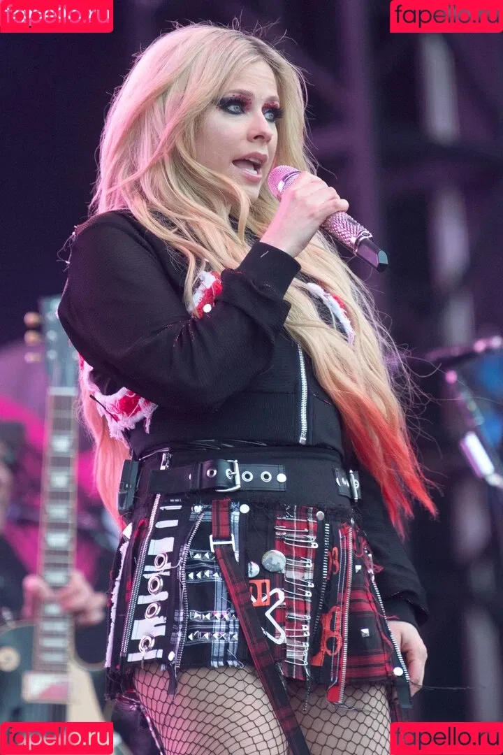 Avril Lavigne / AvrilLavigne Onlyfans Photo Gallery 