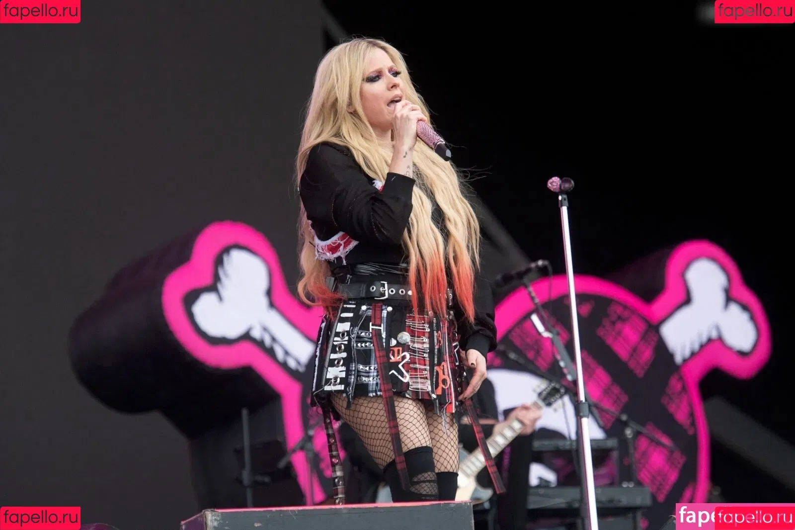 Avril Lavigne / AvrilLavigne Onlyfans Photo Gallery 