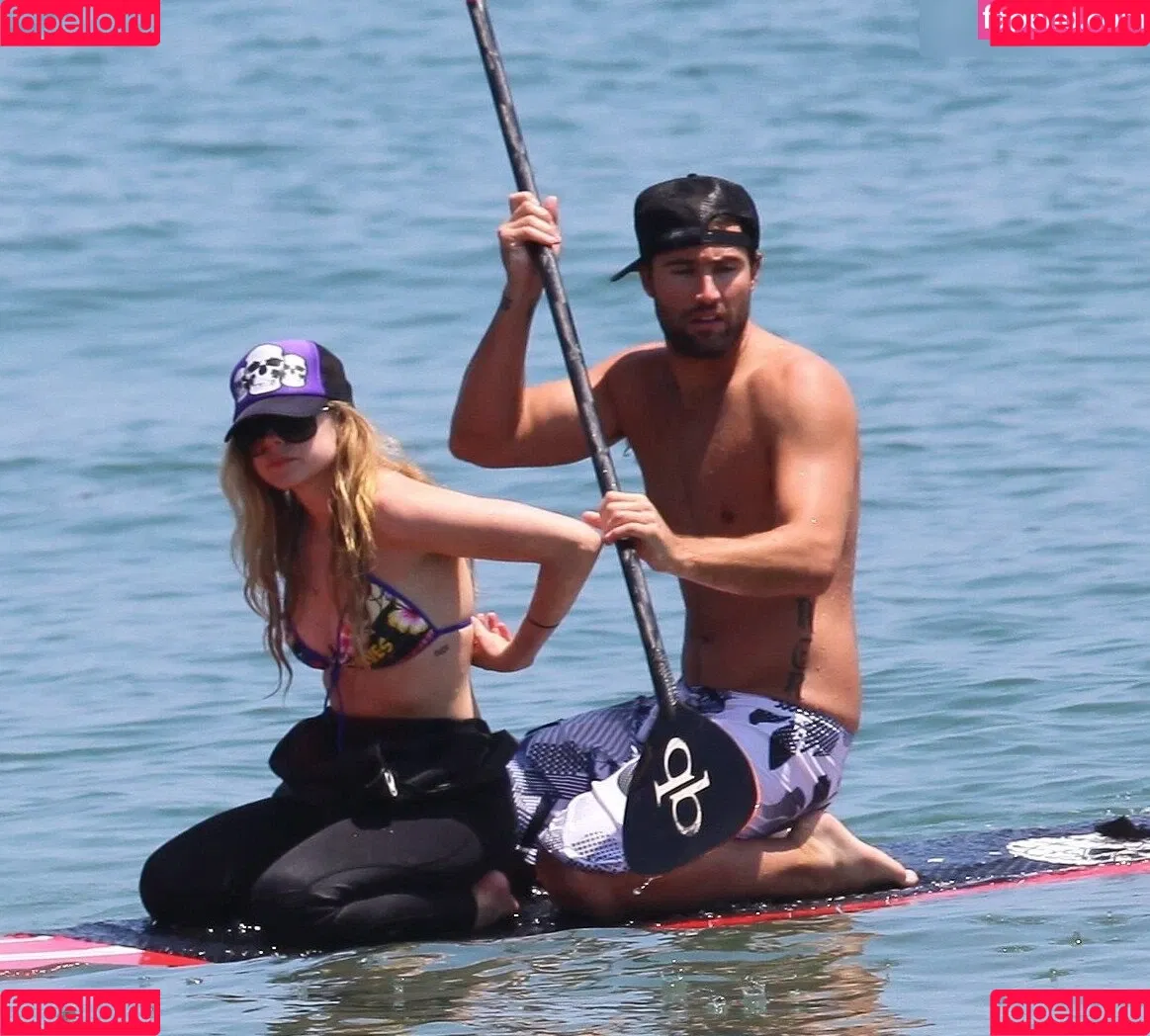 Avril Lavigne / AvrilLavigne Onlyfans Photo Gallery 