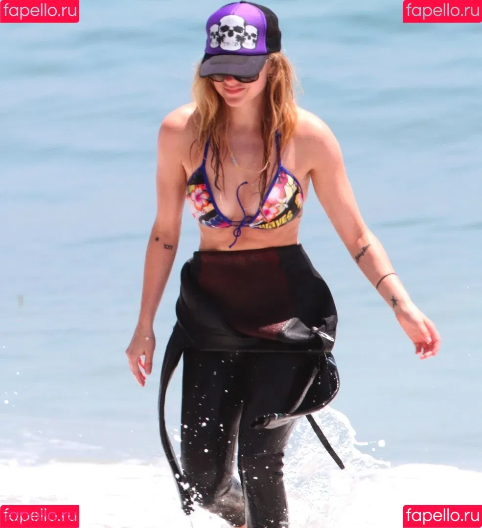 Avril Lavigne / AvrilLavigne Onlyfans Photo Gallery 