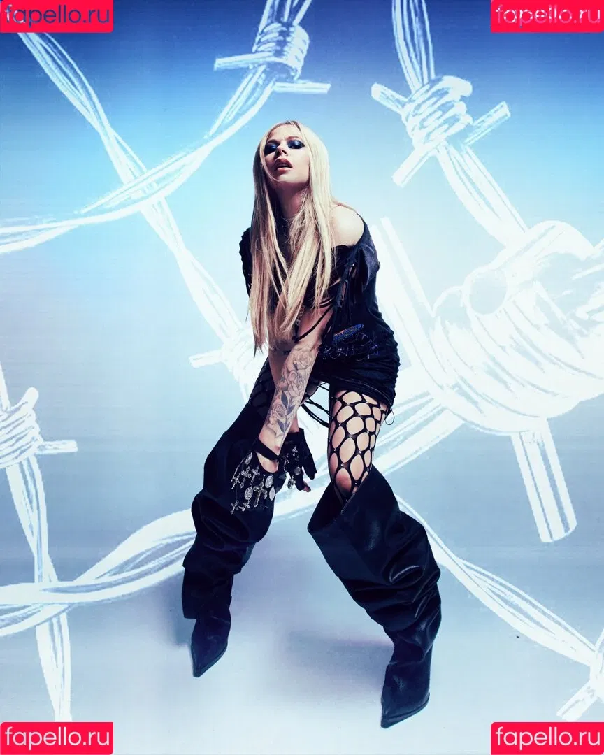 Avril Lavigne / AvrilLavigne Onlyfans Photo Gallery 
