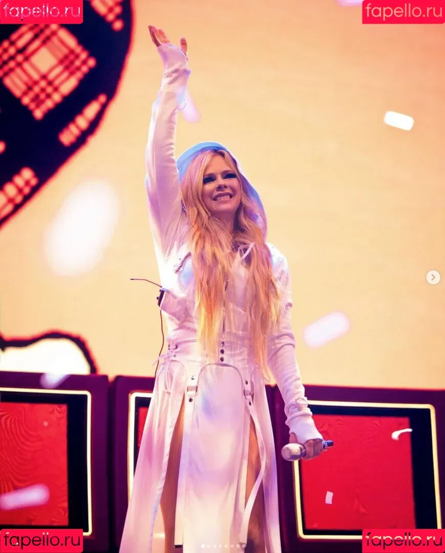 Avril Lavigne / AvrilLavigne Onlyfans Photo Gallery 