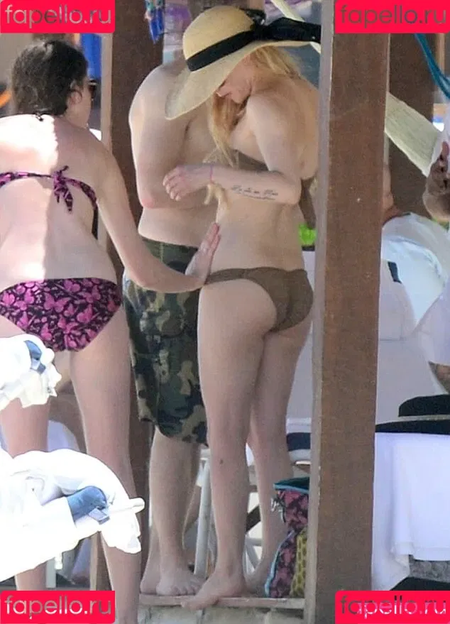 Avril Lavigne / AvrilLavigne Onlyfans Photo Gallery 