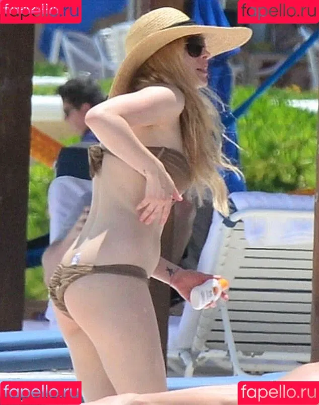 Avril Lavigne / AvrilLavigne Onlyfans Photo Gallery 