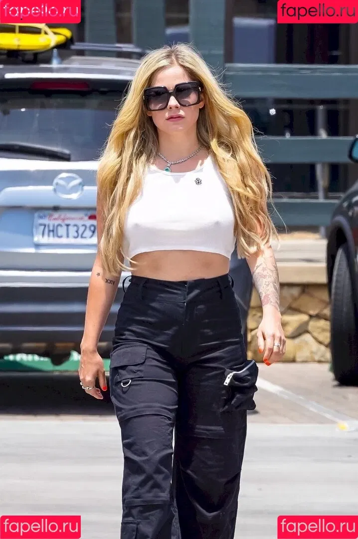 Avril Lavigne / AvrilLavigne Onlyfans Photo Gallery 