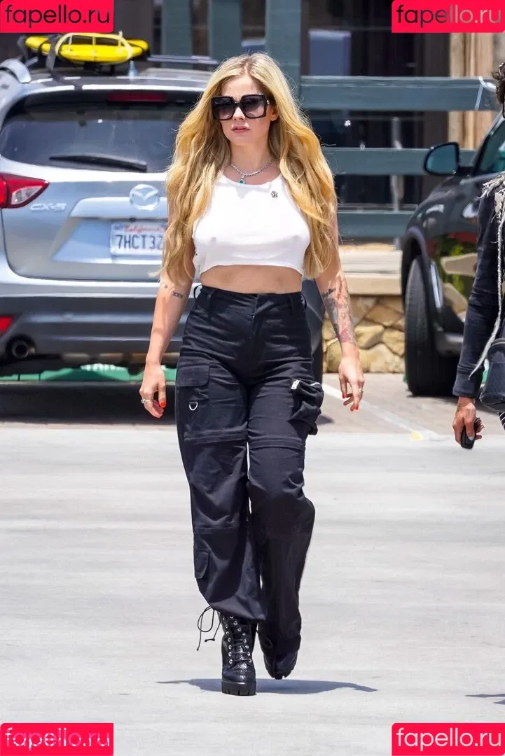Avril Lavigne / AvrilLavigne Onlyfans Photo Gallery 