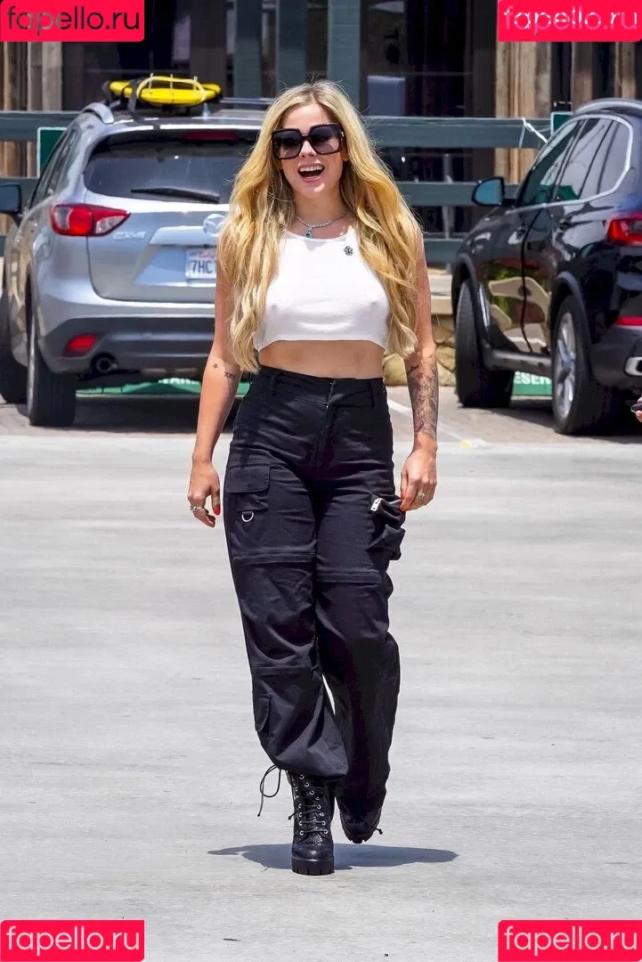 Avril Lavigne / AvrilLavigne Onlyfans Photo Gallery 