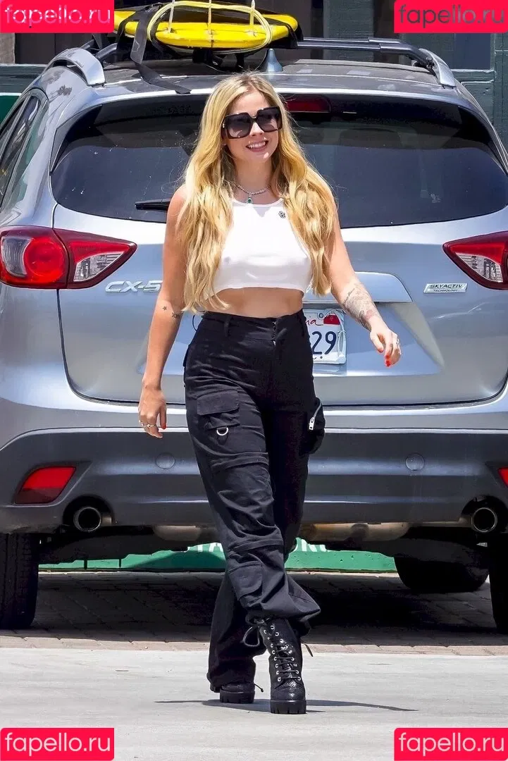 Avril Lavigne / AvrilLavigne Onlyfans Photo Gallery 