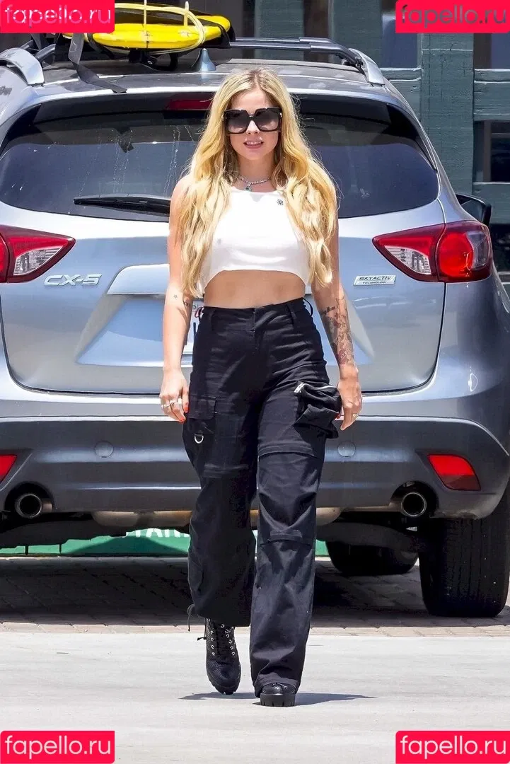 Avril Lavigne / AvrilLavigne Onlyfans Photo Gallery 