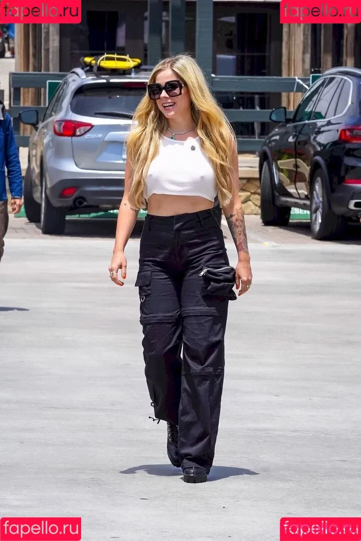 Avril Lavigne / AvrilLavigne Onlyfans Photo Gallery 