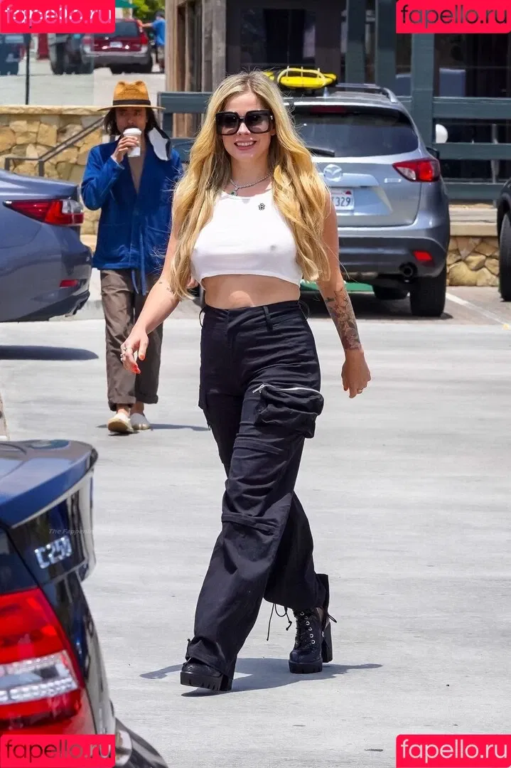 Avril Lavigne / AvrilLavigne Onlyfans Photo Gallery 