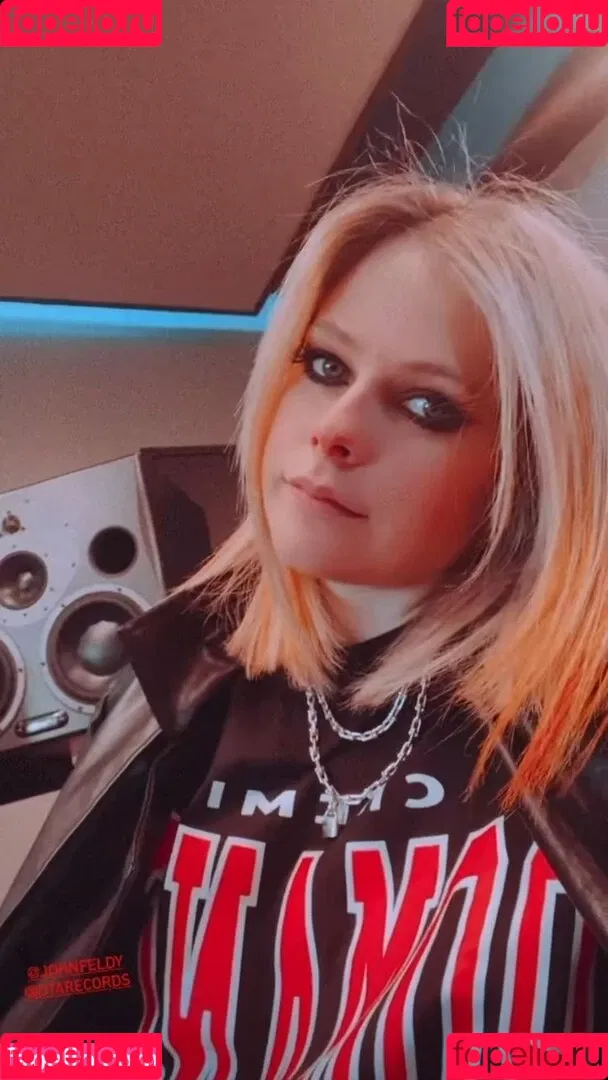 Avril Lavigne / AvrilLavigne Onlyfans Photo Gallery 