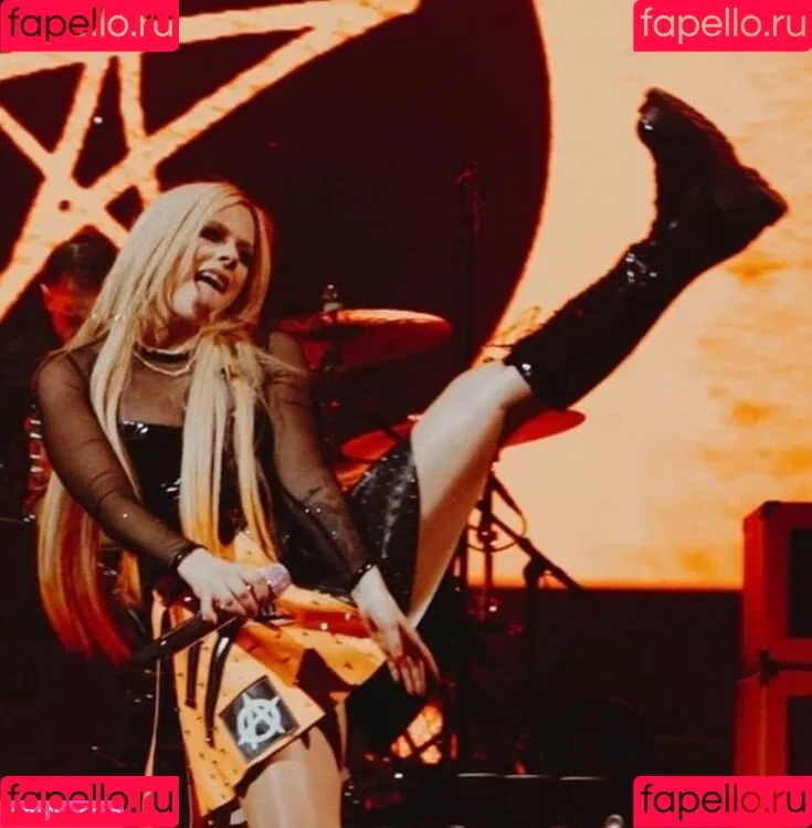 Avril Lavigne / AvrilLavigne Onlyfans Photo Gallery 