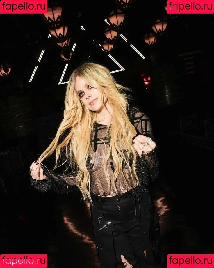 Avril Lavigne / AvrilLavigne Onlyfans Photo Gallery 