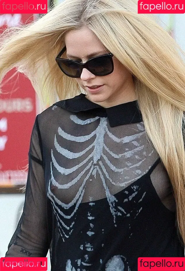 Avril Lavigne / AvrilLavigne Onlyfans Photo Gallery 