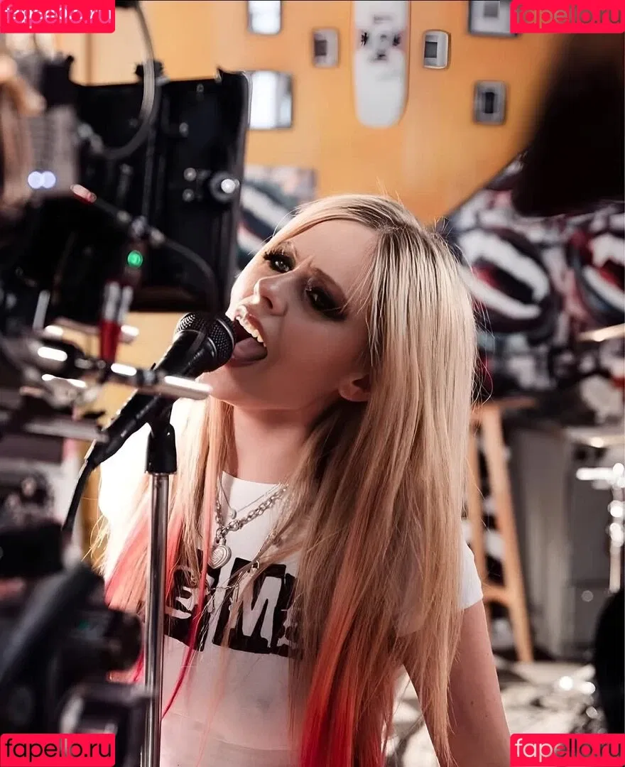 Avril Lavigne / AvrilLavigne Onlyfans Photo Gallery 