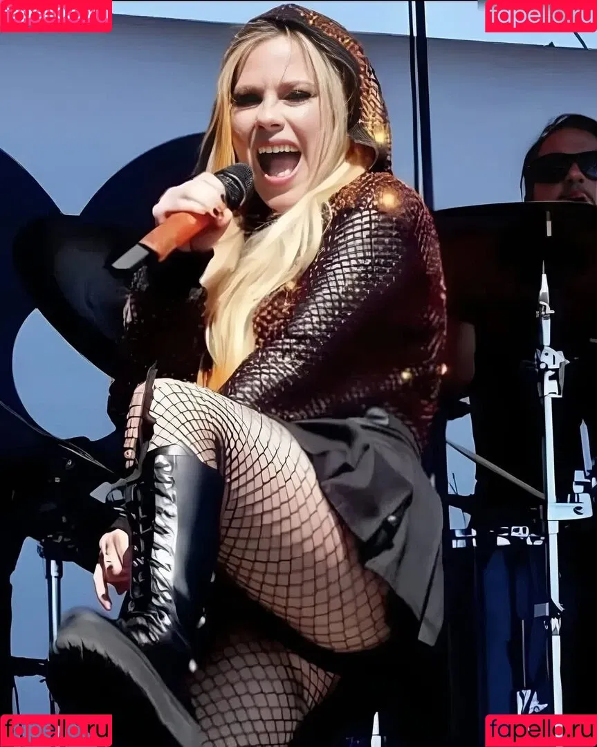 Avril Lavigne / AvrilLavigne Onlyfans Photo Gallery 