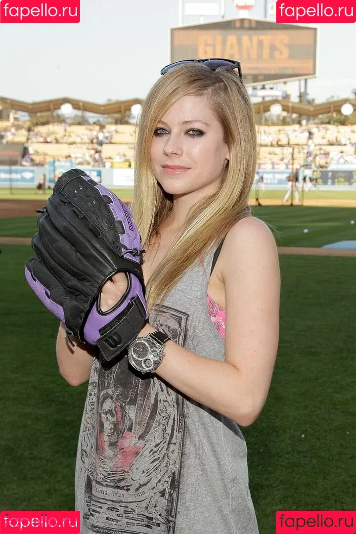 Avril Lavigne / AvrilLavigne Onlyfans Photo Gallery 