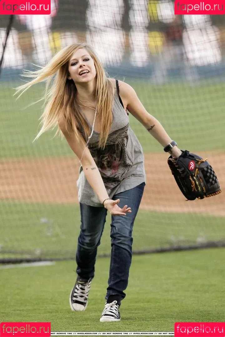 Avril Lavigne / AvrilLavigne Onlyfans Photo Gallery 