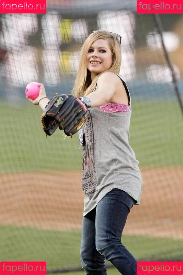 Avril Lavigne / AvrilLavigne Onlyfans Photo Gallery 