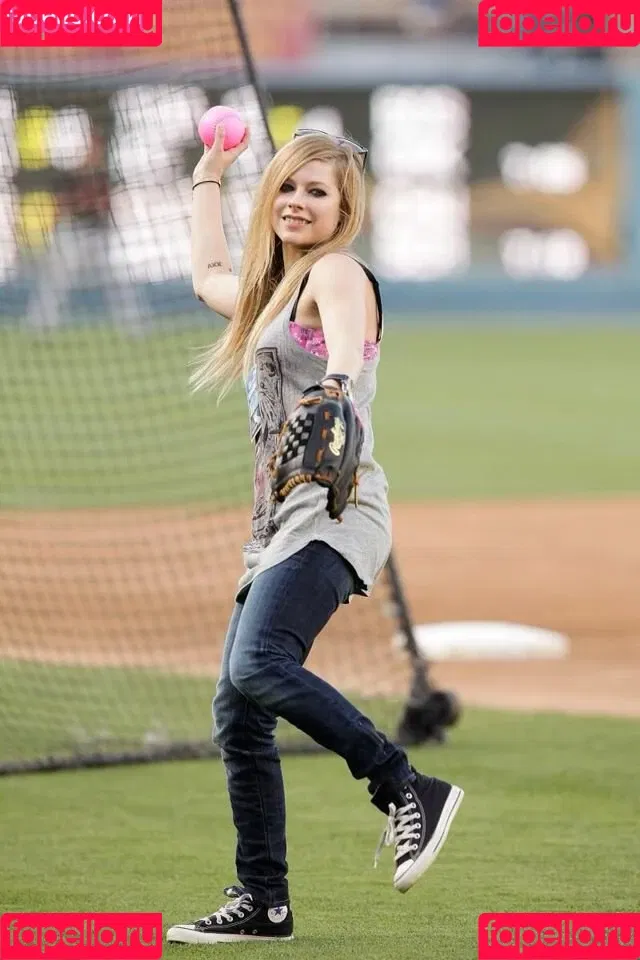 Avril Lavigne / AvrilLavigne Onlyfans Photo Gallery 