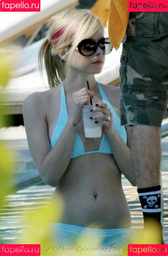 Avril Lavigne / AvrilLavigne Onlyfans Photo Gallery 