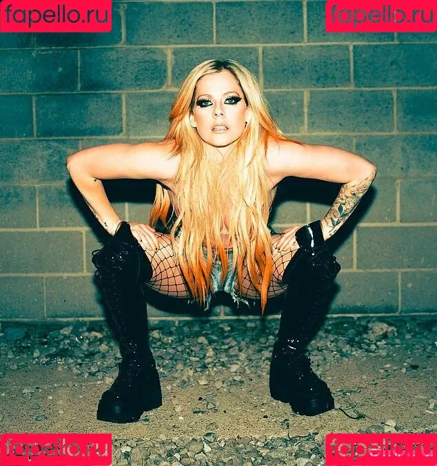 Avril Lavigne / AvrilLavigne Onlyfans Photo Gallery 