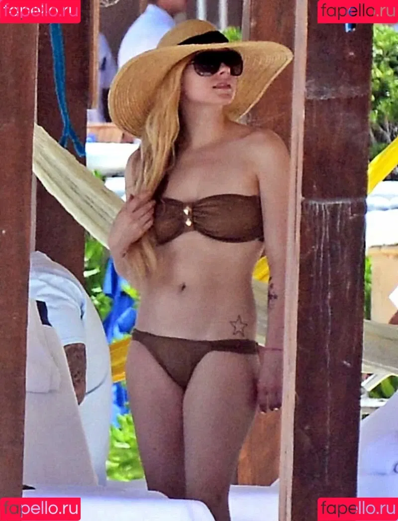 Avril Lavigne / AvrilLavigne Onlyfans Photo Gallery 