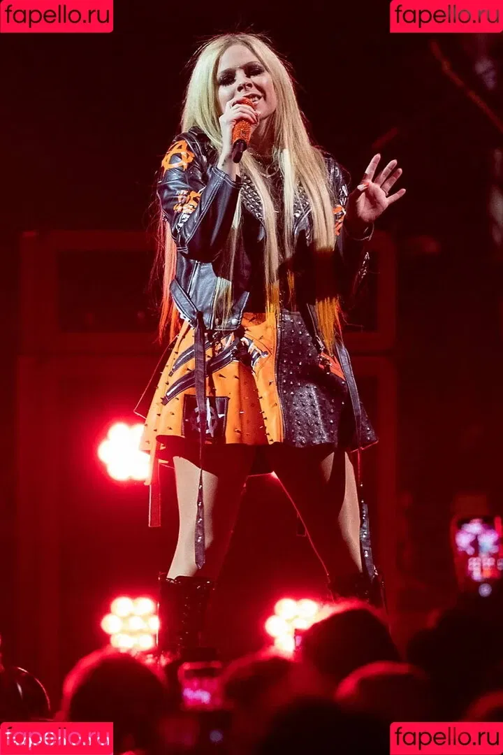 Avril Lavigne / AvrilLavigne Onlyfans Photo Gallery 