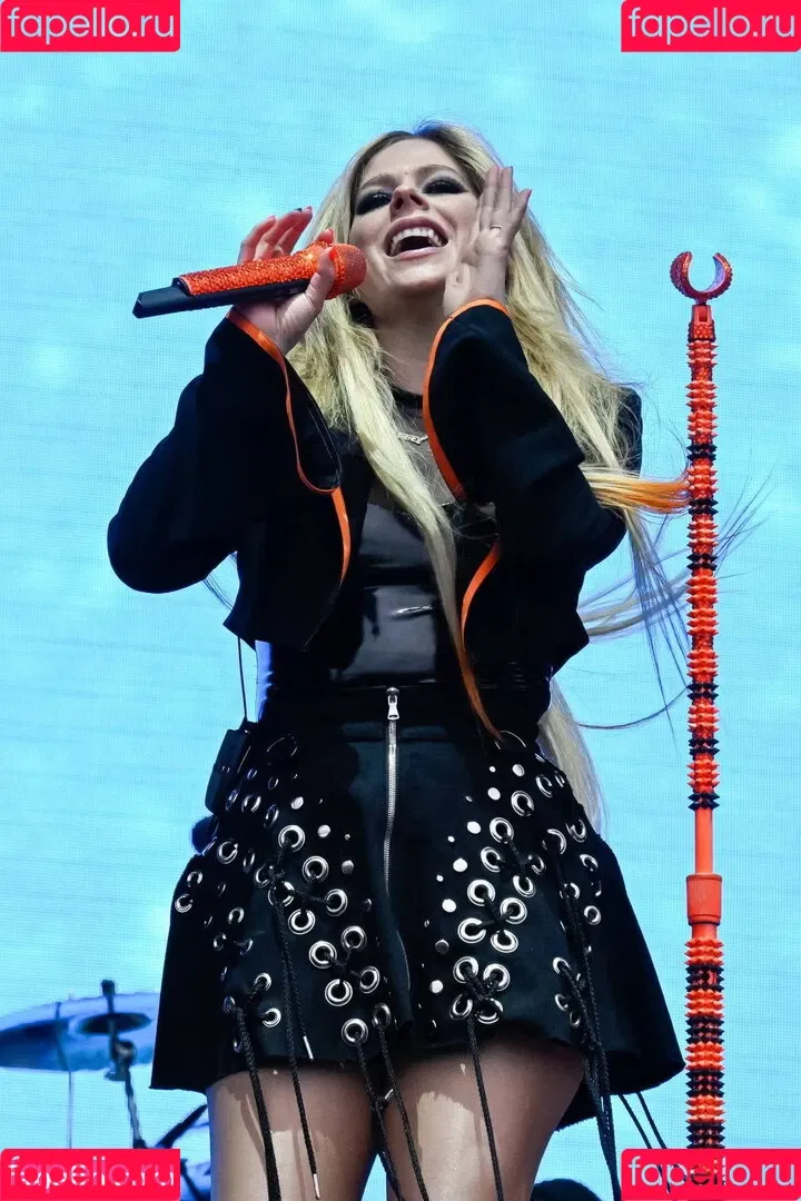 Avril Lavigne / AvrilLavigne Onlyfans Photo Gallery 