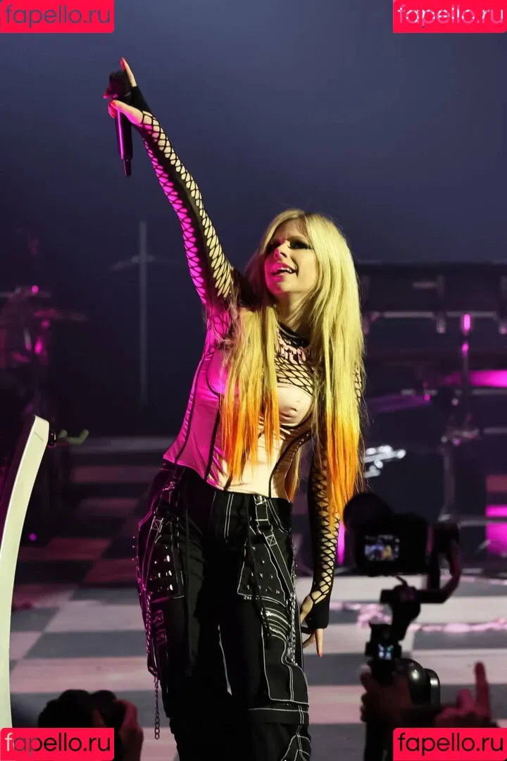 Avril Lavigne / AvrilLavigne Onlyfans Photo Gallery 