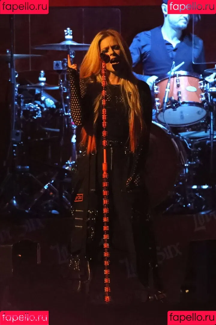 Avril Lavigne / AvrilLavigne Onlyfans Photo Gallery 