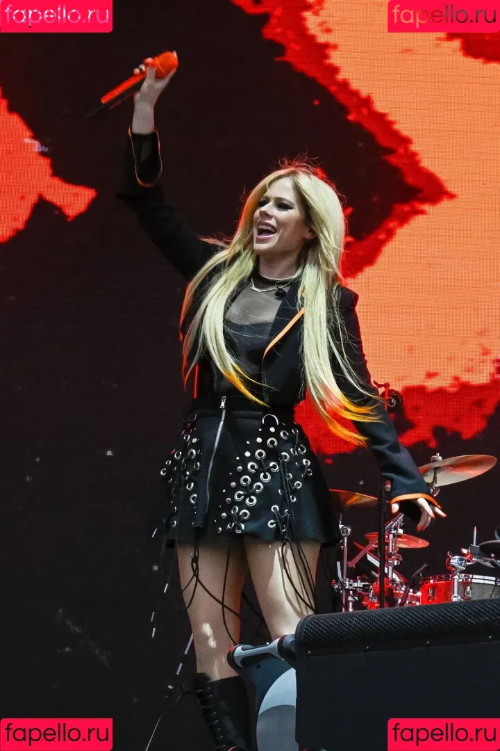 Avril Lavigne / AvrilLavigne Onlyfans Photo Gallery 