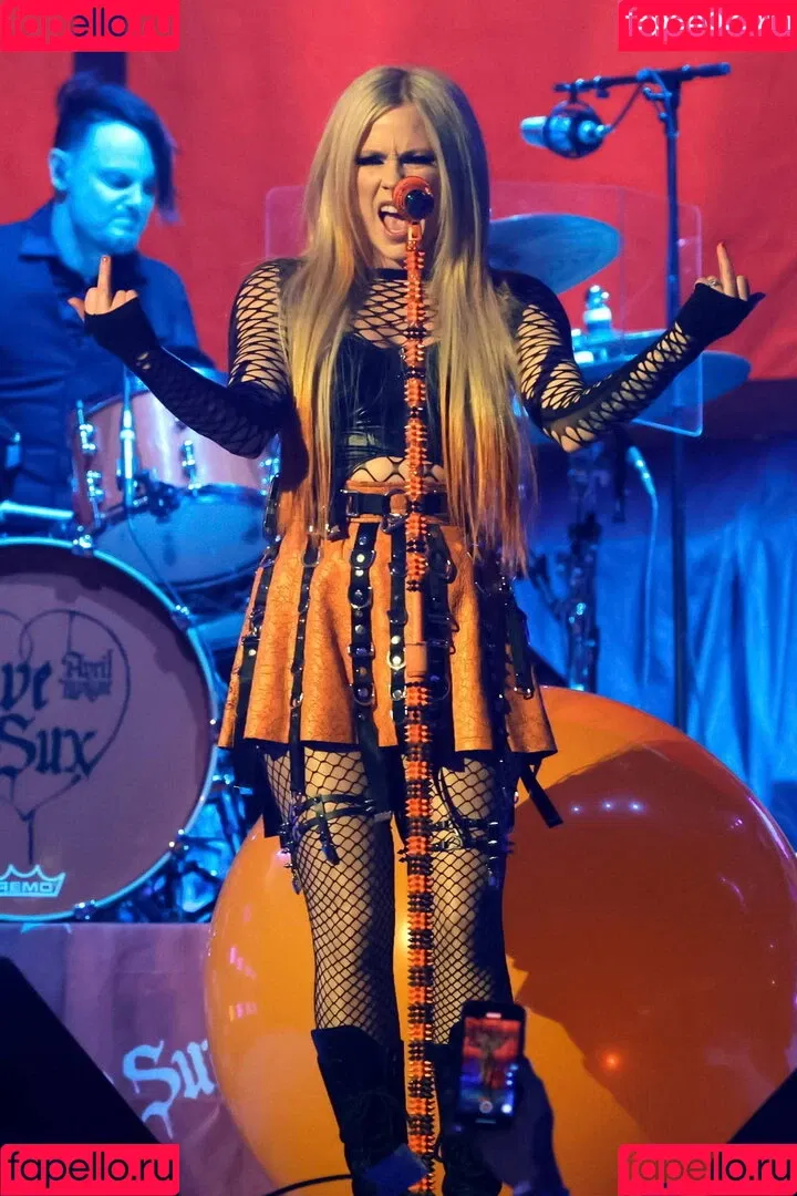 Avril Lavigne / AvrilLavigne Onlyfans Photo Gallery 