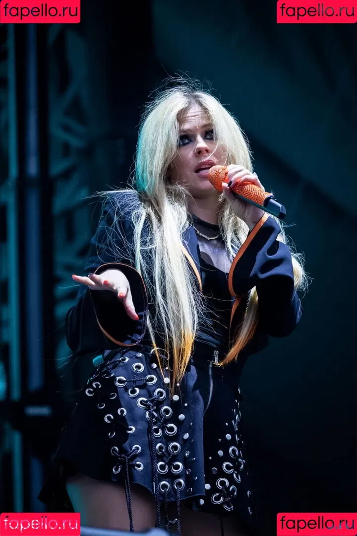Avril Lavigne / AvrilLavigne Onlyfans Photo Gallery 