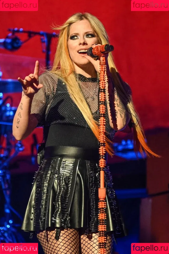 Avril Lavigne / AvrilLavigne Onlyfans Photo Gallery 