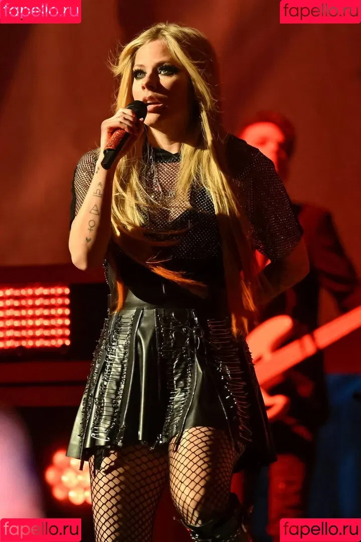 Avril Lavigne / AvrilLavigne Onlyfans Photo Gallery 