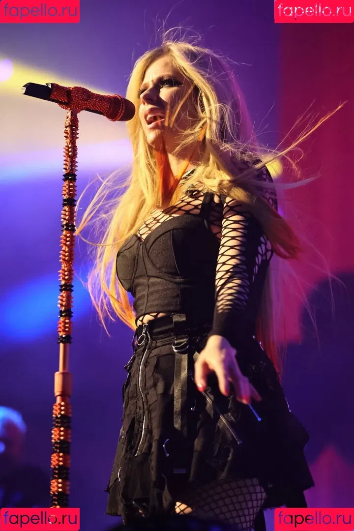 Avril Lavigne / AvrilLavigne Onlyfans Photo Gallery 