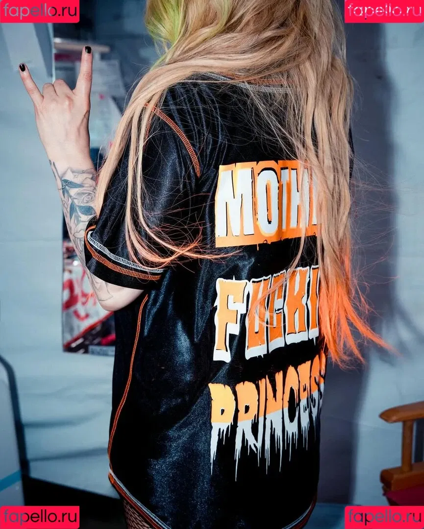 Avril Lavigne / AvrilLavigne Onlyfans Photo Gallery 