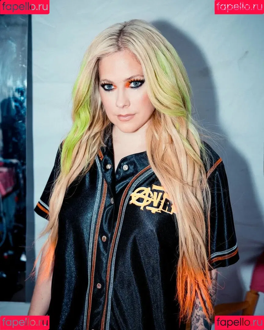 Avril Lavigne / AvrilLavigne Onlyfans Photo Gallery 