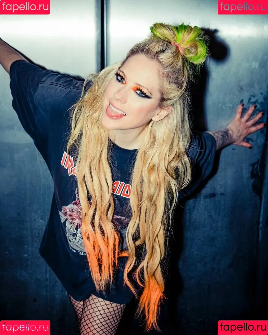 Avril Lavigne / AvrilLavigne Onlyfans Photo Gallery 