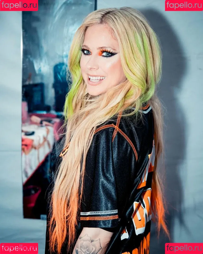 Avril Lavigne / AvrilLavigne Onlyfans Photo Gallery 