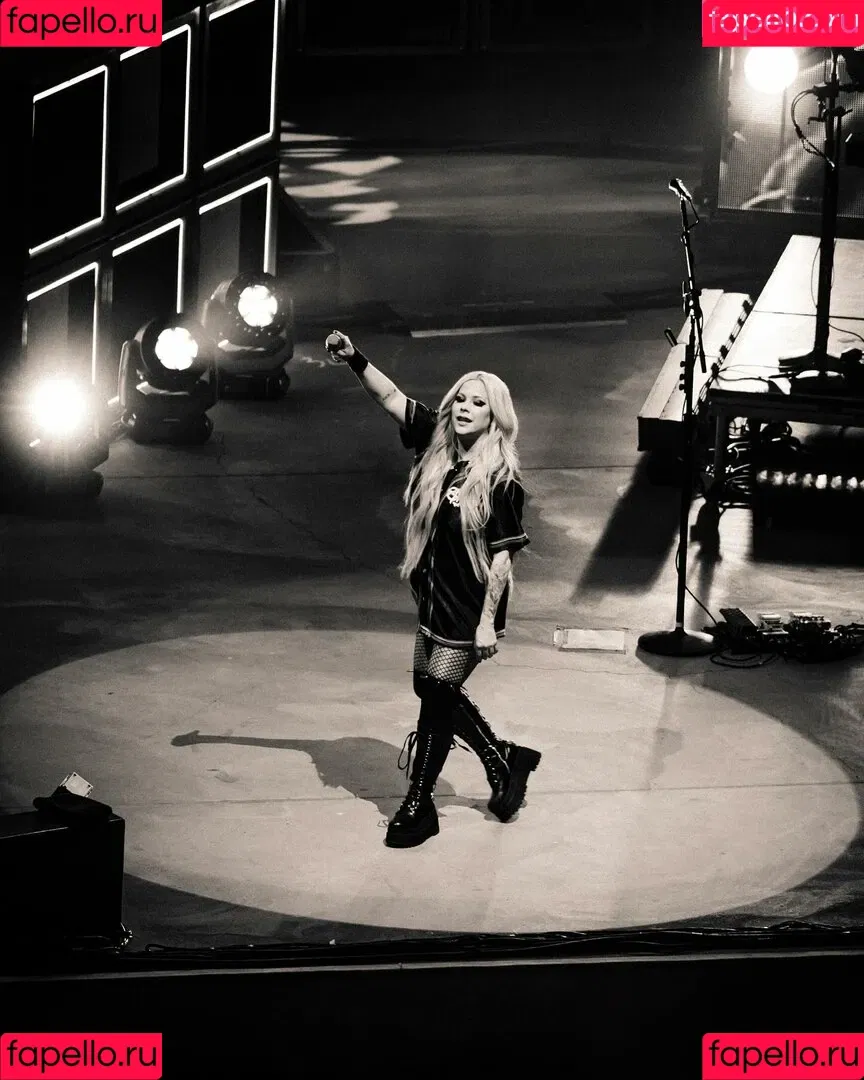 Avril Lavigne / AvrilLavigne Onlyfans Photo Gallery 