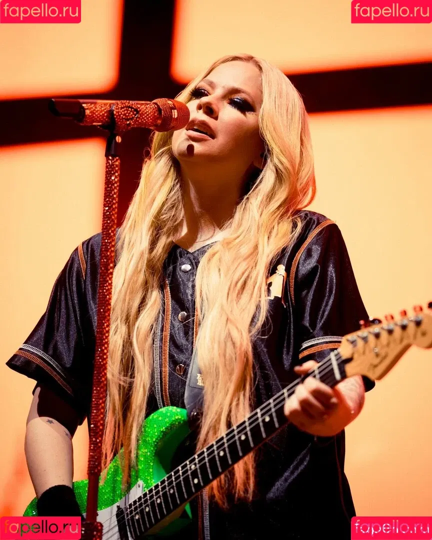 Avril Lavigne / AvrilLavigne Onlyfans Photo Gallery 