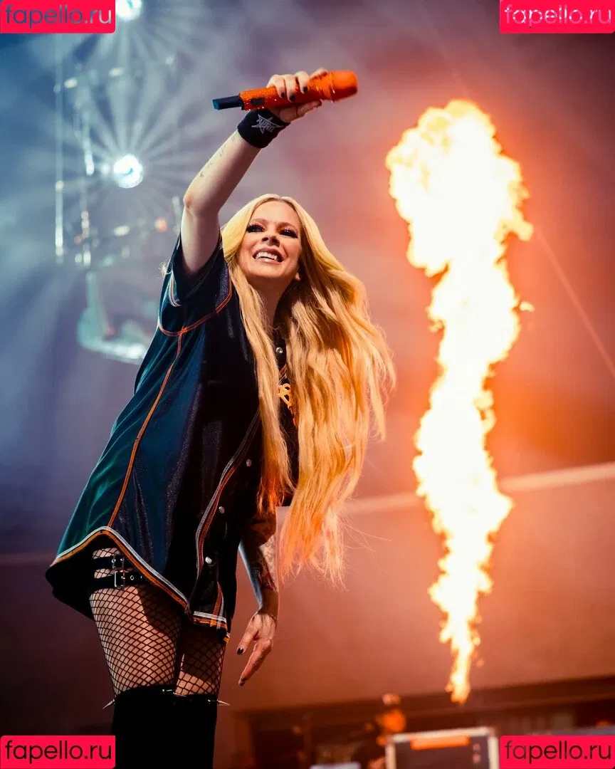 Avril Lavigne / AvrilLavigne Onlyfans Photo Gallery 