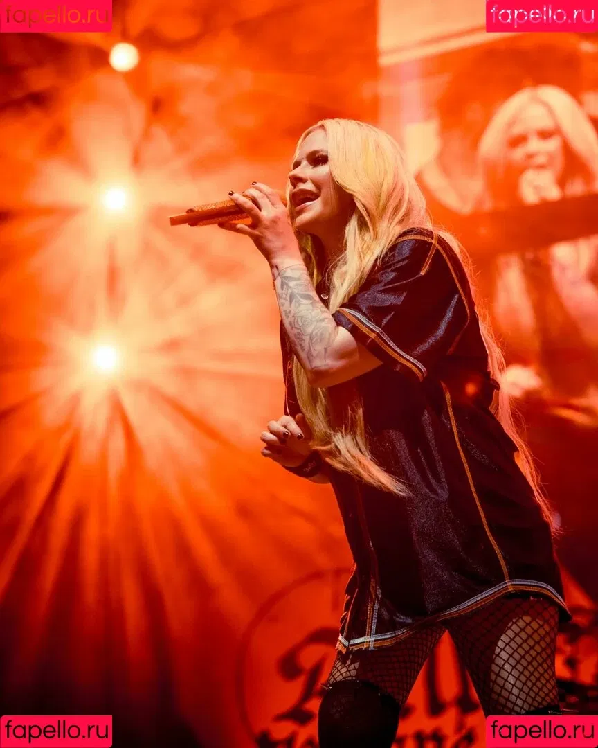 Avril Lavigne / AvrilLavigne Onlyfans Photo Gallery 